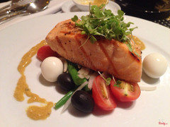 Grilled Salmon với Salad và sốt