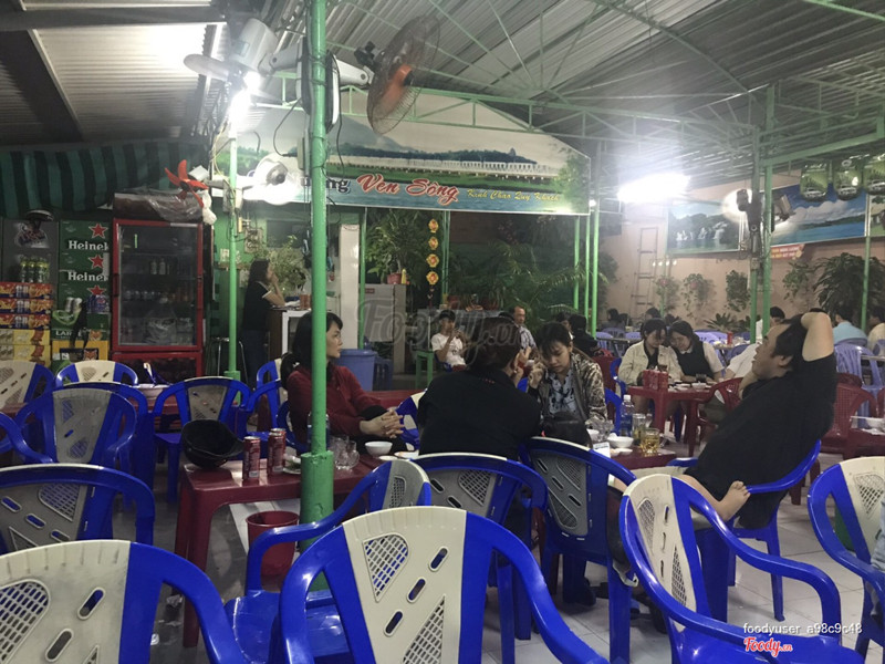 Đông khách vì tò mò