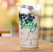 Trà sữa đặc biệt Alley bao gồm các topping trân châu, thạch rau câu, bánh flan, pudding, khúc bạch, thạch phô mai