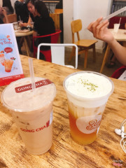 Trà sữa trà đen size L : 46k và hồng trà gongcha 59k. Quán có chỗ ngồi thoáng mát, nhân viên dễ thương, có bảo vệ giữ xe. 