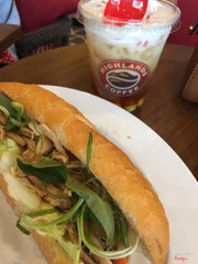 Bánh mì thịt gà xé nước tương