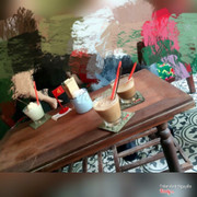 Đây, quán cafe huyền thoại đã về đến Hải Phòng quên e đâyyyy rồi ạ.  Mình khá thích view của quán, cảm giác như mình đc trở về vs hoài cổ ấy. Xua đi nét hiện đại xa cách, ta về với mộc mạc thân yêu ❤️❤️😝😝😝. Nhân viên phục vụ khá nhiệt tình, quán hnay khai trương nên đông đồ làm hơi châm xíu. Giá tầm 30-80k. Và đặc biệt hương vị cafe ở đây làm say đắm lòng người lắm bạn à. Các bạn hãy đi thử nhanh thôi ạ, hãy tiên đón chào quán cafe thu hút giới trẻ này đi ạ. Chắc chắn quán sẽ hút thanh niên giới trẻ và mọi ng dân lắm đây 