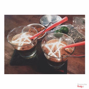 View quán này thì khỏi bàn cãii :(( đẹp mà cổ kính rồi bàn ghế công phượng các thứ. Đồ uống thì mình không thích lắm vì mình có gọi bạt xỉu và trà đào thì bạt xỉu quá ngọt so với khẩu vị của mình lại ít nữa mà ốc mút thì quá dài trông không đẹp mắt chút nào " đặc biệt là trà đào ấy :(( chả có mùi vị gì cả. Mà giá ở đây cũng không phải là rẻ. Ncl mình chỉ đánh giá cao không gian của quán.