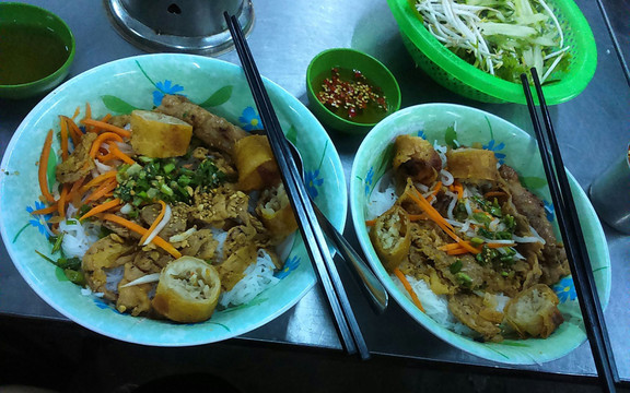 Bún Thịt Nướng & Bánh Mì Ốp La