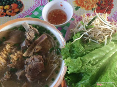 Hũ tiếu sườn nước soup được nấu bằng mực và tôm khô thơm ngọt tự nhiên . Giá 20.000 đ/tô