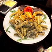 Da Xương cá hồi chiên giòn