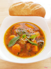 Bò kho bánh mì - Hủ tíu bò kho
(Stewed beef served with either bread or noodle)