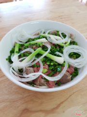 Tô phở trước khi chan nước dùng 
(A bolw of beef noodle before putting in the broth)