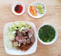 Phở khô
(Dried beef noodle)