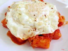 Vừa ghé Ụt măm món này, trời ơi nó đã gì đâu.. món tokbokki thần thánh này mình mê mẫn, đi ăn nhiều chỗ rùi h qua đây ăn mình thấy ngon và giá khá rẻ so với mấy chỗ khác nhiều. hôm nay mình ăn món Tok trứng ốp la mà chỉ có 20k. ngoài ra còn có cả cheese , hay trứng cút nữa