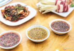 3 loại nước chấm (mình khuyên dùng 2 cái bên Trái nha)