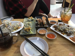 Kêu quá trời. Tính tiền rẻ rề. Đồ ăn giòn ngon nhé. Mấy bạn mua về giỏi thì đặt đít vào ngồi ăn. Mấy ng chê là mấy ngừoi k biết thưởng thưc món ngon của nhật nhé