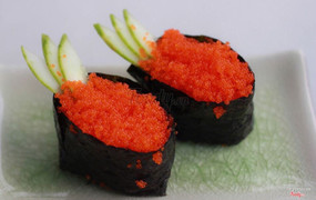 Sushi trứng tôm