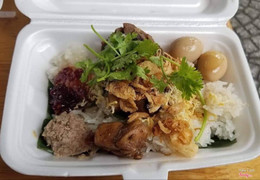 Lần đầu tiên đặt hộp xôi mà thấy hài lòng như này . Xôi dẻo thơm vừa nóng nữa , đồ ăn kèm ngon không quá ngọt , trứng cút thấm . Nói chung là rất ok 