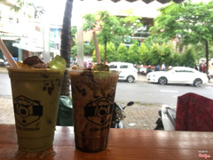 Trà sữa khá ngon, nhạc nhẹ nhàng, chị phục vụ dễ thương, quan đẹp