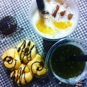 Trà đào và trà táo của quán. Su kem của Mia 😘😘😘