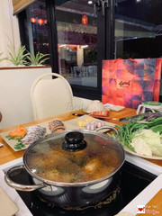 Lẩu kiểu Trung Hoa với vị cay và không cay.