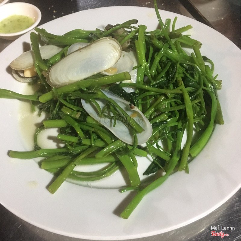 Tu hài xào rau muống 0.3kg/ 144k