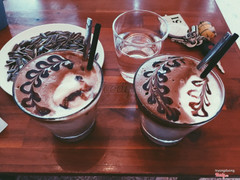 Có 3 lần tới đây thì 2 lần uốg cafe cốt dừa, vị vừa miệng rất ngon, không gian phong phú chia làm nhiều phòng và nhiều gian nên thoải mái nói chuyện mà k ngại mọi người để ý, có 1 lần uống sinh tố cacao thì mình bị đau bụng, k biết do mình hay do đồ uống nữa, dù sao đây cũg là 1 nơi đáng để thử, nhất định sẽ quay lại, với cả bây giờ quán có nhiều cơ sở nên có nhiều sự lựa chọn hơn