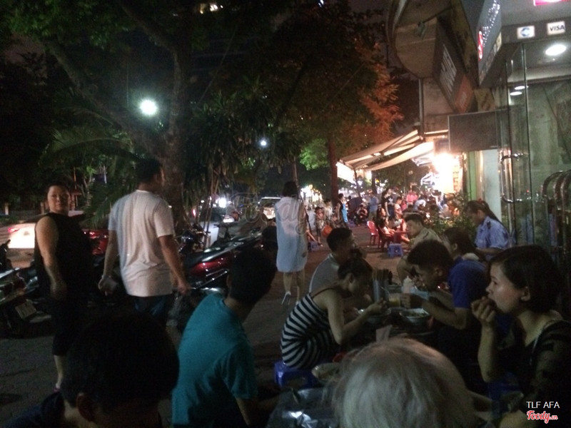 Các bàn trải dài ra ăn vỉa hè