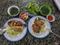 hai phần cơm canh đầy đủ