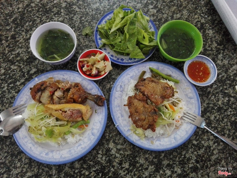 hai phần cơm canh đầy đủ