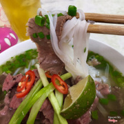 Phở  bò tái 