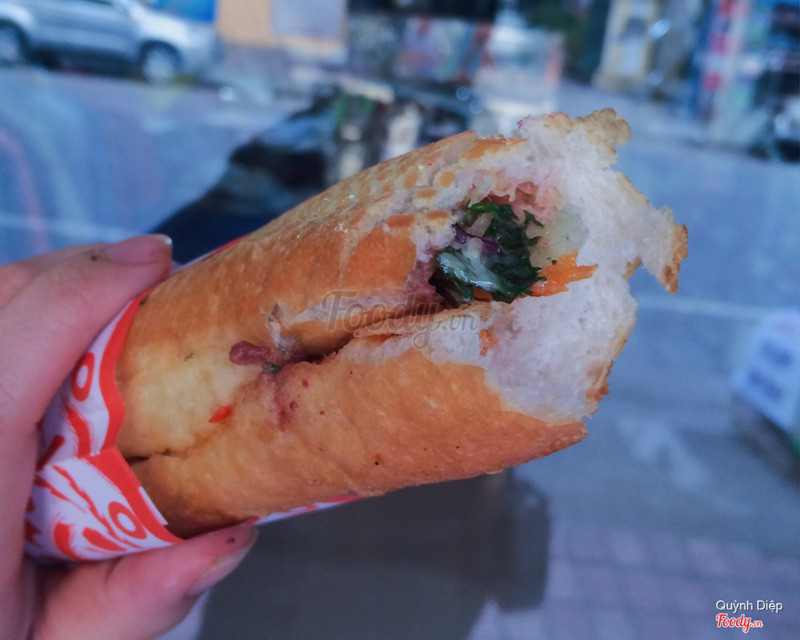 Bánh mì Đà Nẵng ít rau nộm, nhiều ớt + thêm ớt ngọt