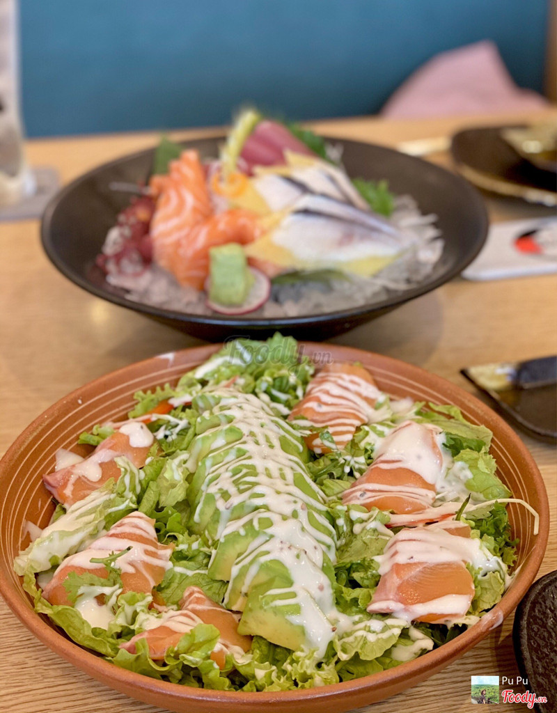 Salmon avocado salad. Nhìn thôi là đủ ngon rồi. Không phải khen thêm nữa 