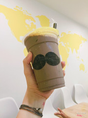 Khai trương cơ sở 2 ở 15C chợ gạo nên km mua 1 tặng 1. 😍😍 Háo hức đi uống vì vốn giá đã là hạt dẻ rồi lại còn km thế nữa😂😂 Không gian chủ đạo vẫn cứ là vàng trắng,ánh sáng vừa đủ độ đẹp để sống ảo😆 nếu ngày thường chắc tụ tập hội hơn chục ng vẫn được👍🏼 còn hôm nay khai trương khá đông mình đến từ 9h30 oder đồ xong 10h15 quay lại uống😄 nhân viên thân thiện nhanh nhẹn nên cảm thấy rất hài lòng luôn. Nói về đồ uống thì k phải ngon chỉ có thể nhận xét là hợp giá. 1 cốc sau khj cho thêm 2 loại topping cũng chỉ tầm 35k😂 nhưng chân châu lá dứa hnay kb do đông hay sao mà nấu k kĩ bên trong cứng nguyên như nhai hạt nhựa í😒pudding trứng k thơm,có lẽ cũbg tại hươg liệu tạo mùi trà sữa át hết mất. Mình gọi 4 vị hokkaido,sôcla,sữa chuối,trà sữa đào thì ưng được mỗi hokkaido vs socola. Nói chung vẫn sẽ ủng hộ nếu muốn ngồi chơi xơi nước mát mẻ😛😛