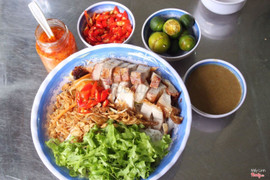 Bún trộn mắm nêm thịt quay 