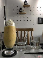 Điểm nhấn của bức ảnh này thật ra là 2 chiếc đèn cổ đặt phía trên cao :”>