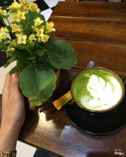 Quán có không gian rộng rãi , nhân viên phục vụ nhiệt tình vui vẽ , nhưng thức uống chưa đc ngon lắm, greenteA lạt , trà sữa cũng vậy. Có điều mình rất thik tên quán vì nó gợi cho mình nhớ về một người khá đặc biệt ☺️☺️☺️