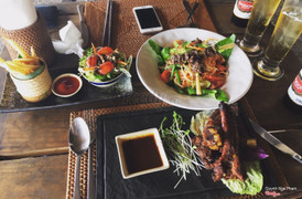 Trong hình là món BBQ pork rib và papaya & beef salad. Mùi vị món này y như món gỏi đu đủ mình đã ăn hồi đi Thailand, hỏi ra mới biết đầu bếp là người Thái