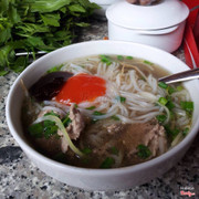 Mình thích loai tương ở quán Phở Quỳnh, vừa có vị cay cay mặn vừa nặn thêm chút chanh chua chua chấm thịt bò hoặc gân oy oy ực ực