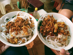 Quán tương đối nhỏ nhưng rất đông, cô bán chủ yếu vào buổi trưa, phục vụ nhanh, nhiệt tình , bát bún thì siêu đầy đặn mà giá lại không đặt chút nào, phù hợp với tất cả mọi ng , canh bún vừa vặn, đậm vị không quá mặn hay nhạt ❤️❤️