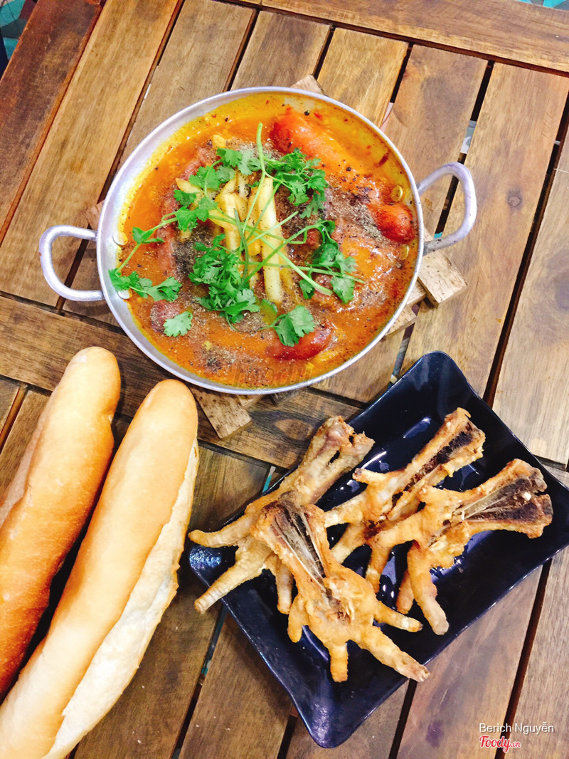Bánh mì chảo and chân gà mắm mè nổi tiếng !!!