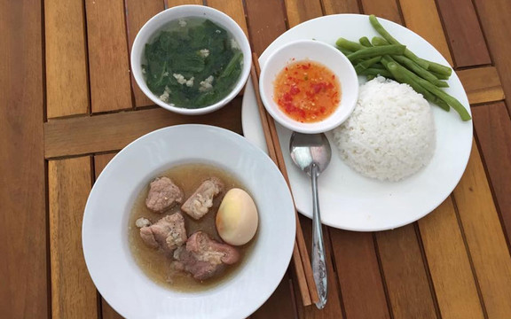 Cơm Trưa Bình Dân - Nơ Trang Long