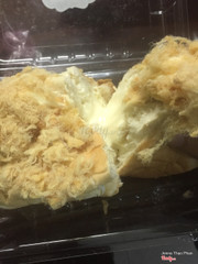 Bình thường hay ghé mua bánh mì phô mai vẫn chất lượng nhưng hôm nay order ship thì nhân phô mai k đc nhiều như trước, k còn thơm mùi sữa như trước nữa :(. Vỏ bánh cũng bị dai chứ k còn mềm như trước nữa.