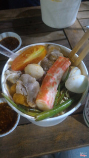 Cận cảnh ly lẩu kèm nước chấm