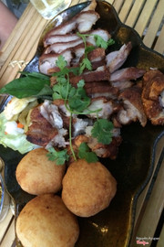 Xôi chiên và heo nướng 