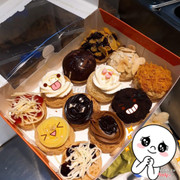 Là fan của Chewy lâu r nhưng vẫn chưa thử được hết các vị. Hôm đó có nói vậy thế là bạn nhân viên suggest cho set này . 12 bánh vị tự chọn là 180k/set. Hơi chát nhưng đúng là đắt sắt ra miếng, mình được ăn thử 7 vị  luôn.  Bánh ngon, vỏ giòn, kem lạnh, nhân viên nhiệt tình, nếu được giảm giá thì còn tuyệt vời hơn