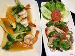 vegetable mixed with shrimps & spicy squid salad