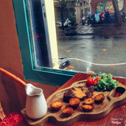 Ăn beefsteak trong chiều mưa
