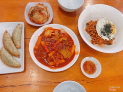 bánh gạo và cơm trộn kim chi