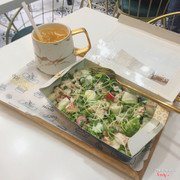 Salad cá ngừ + nước cam ép