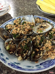 Một dĩa sò lông nướng mỡ hành
