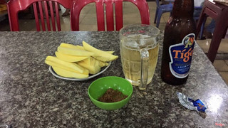 Dĩa xoài ú u khi chờ món