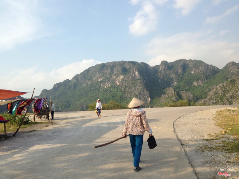 Ngã ba, bên phải là nhà để xe, mua vé