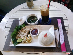 Phần ăn được tặng cafe